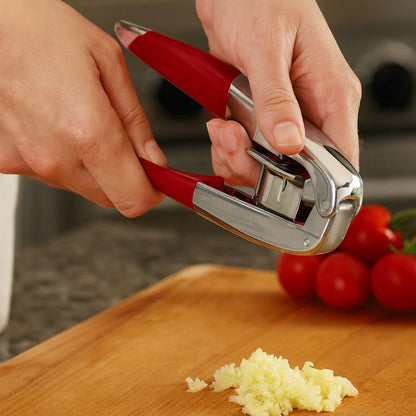 KitchenAid Garlic Press | Press Unpeeled Garlic | Stainless Steel | Integrated Cleaning Brush | Dishwasher-Safe | Daily Kitchen Use