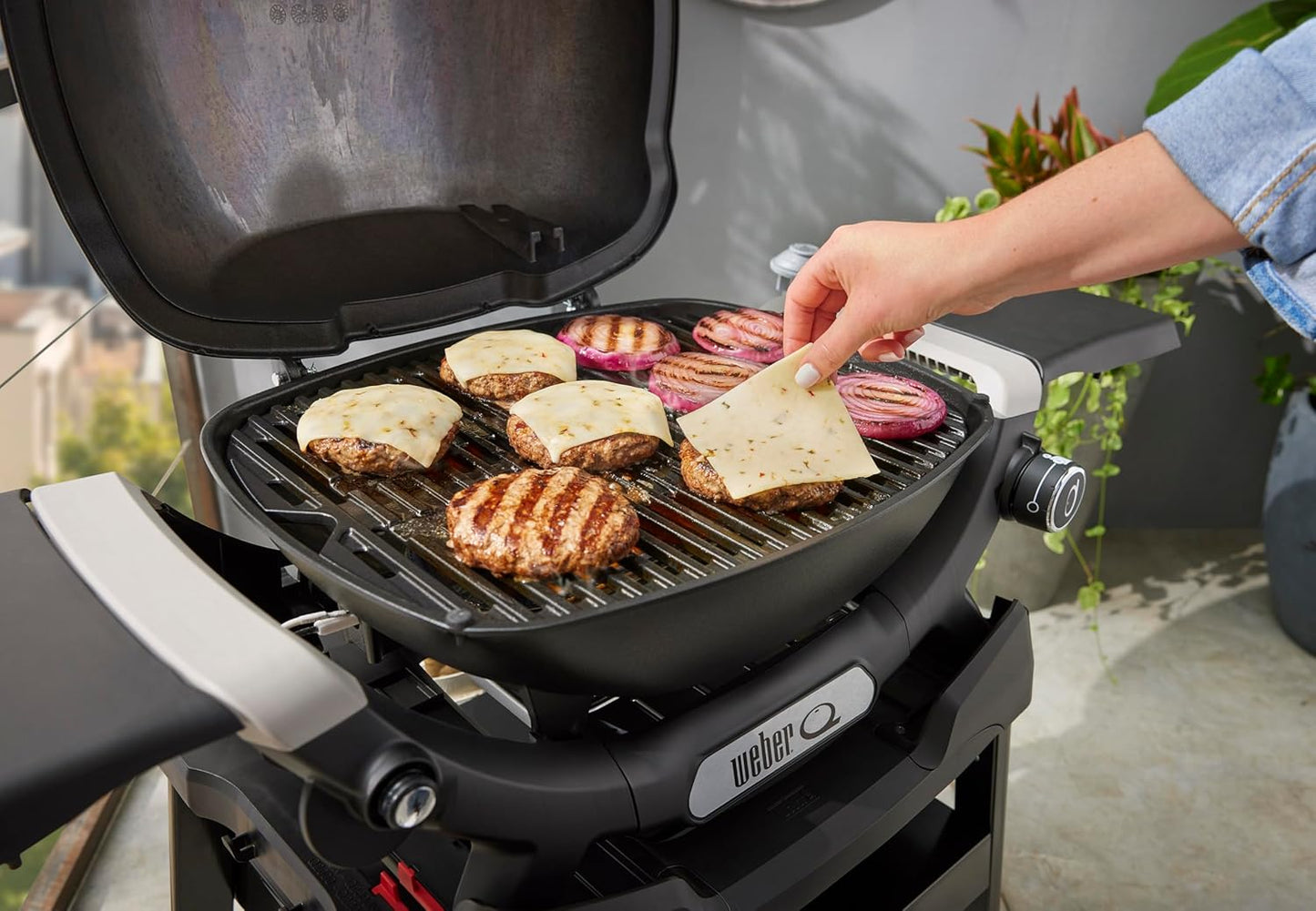 Weber Q 1200 Portable Gas Grill (Model 1501205) – Compact LPG BBQ Grill with Porcelain-Enameled Cast Iron Grates